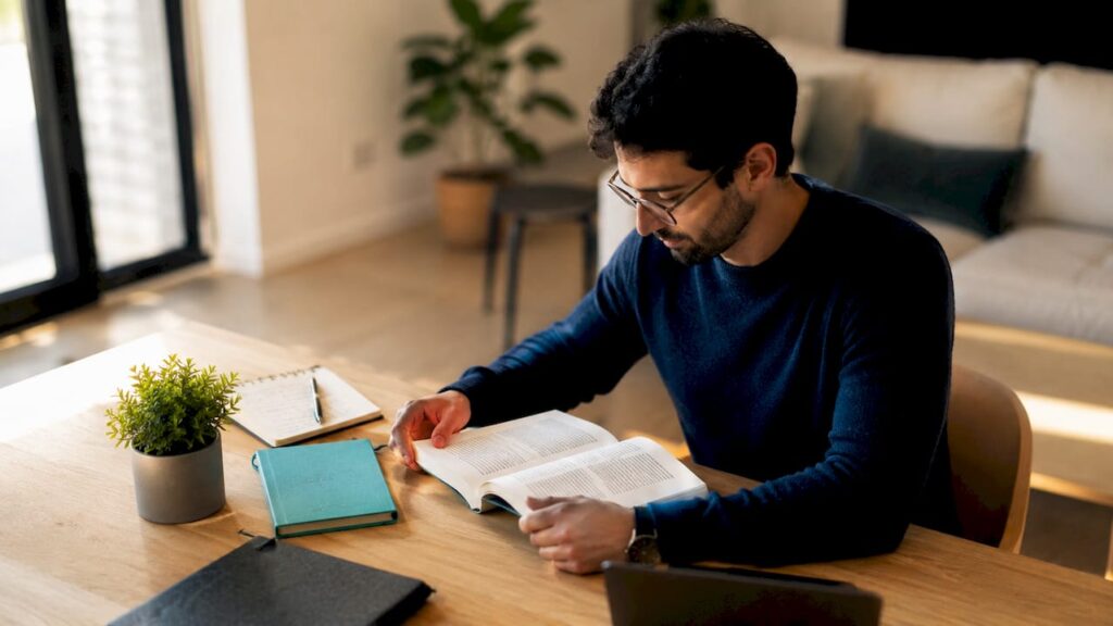 Un thérapeute concentré sur son travail, installé dans un bureau paisible.