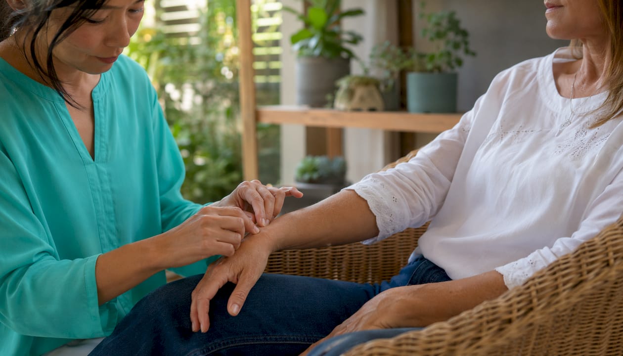Les mains stimulent le point karaté lors d’une séance d’EFT