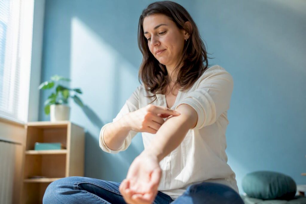 Personne tapotant l'avant-bras lors d'une séance d'EFT