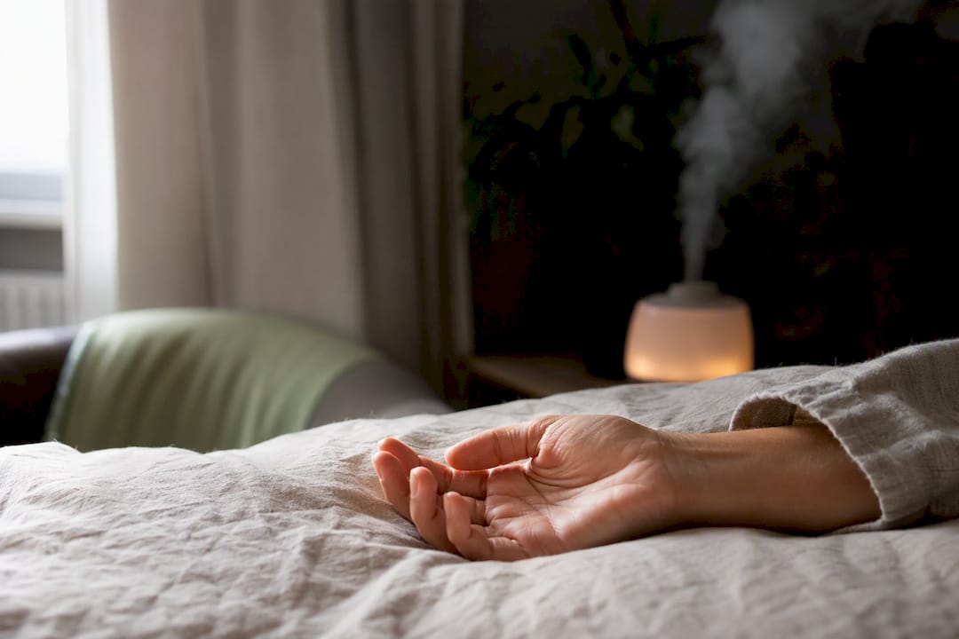 Main détendue posée sur un coussin après un soulagement du stress