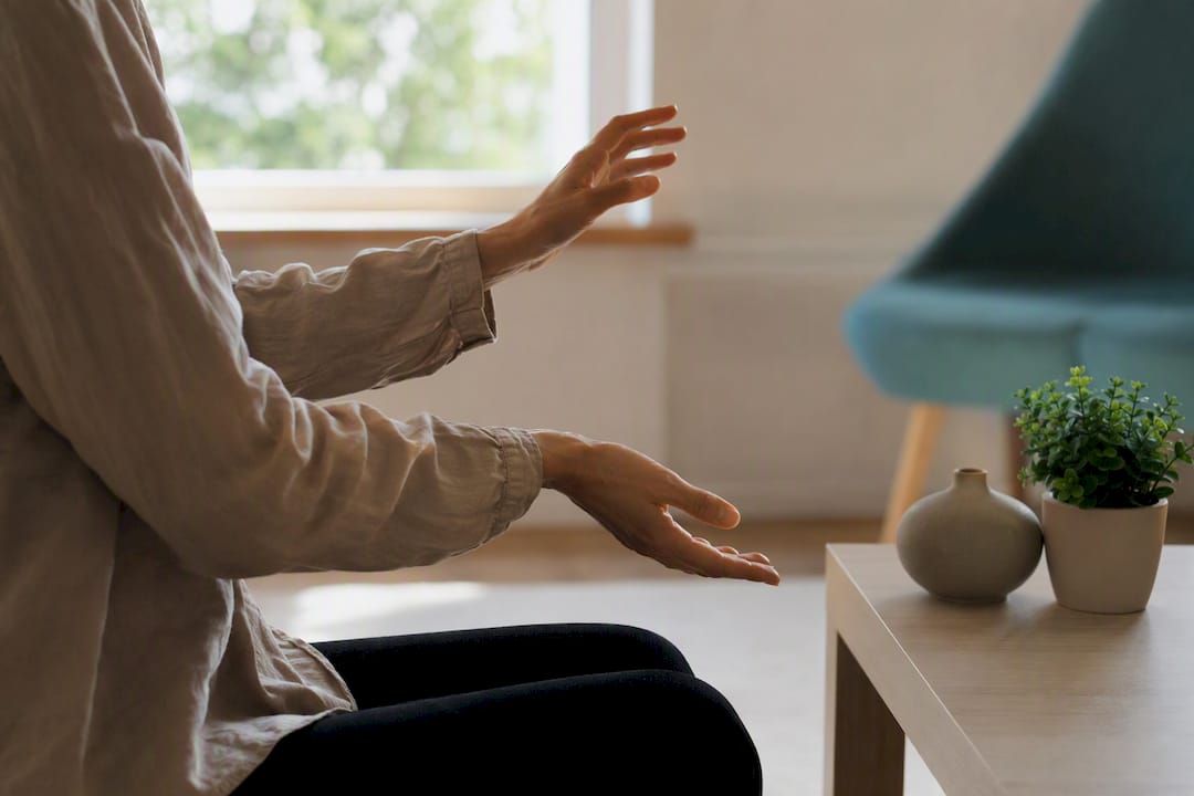 Bras effectuant de doux mouvements de relaxation dynamique