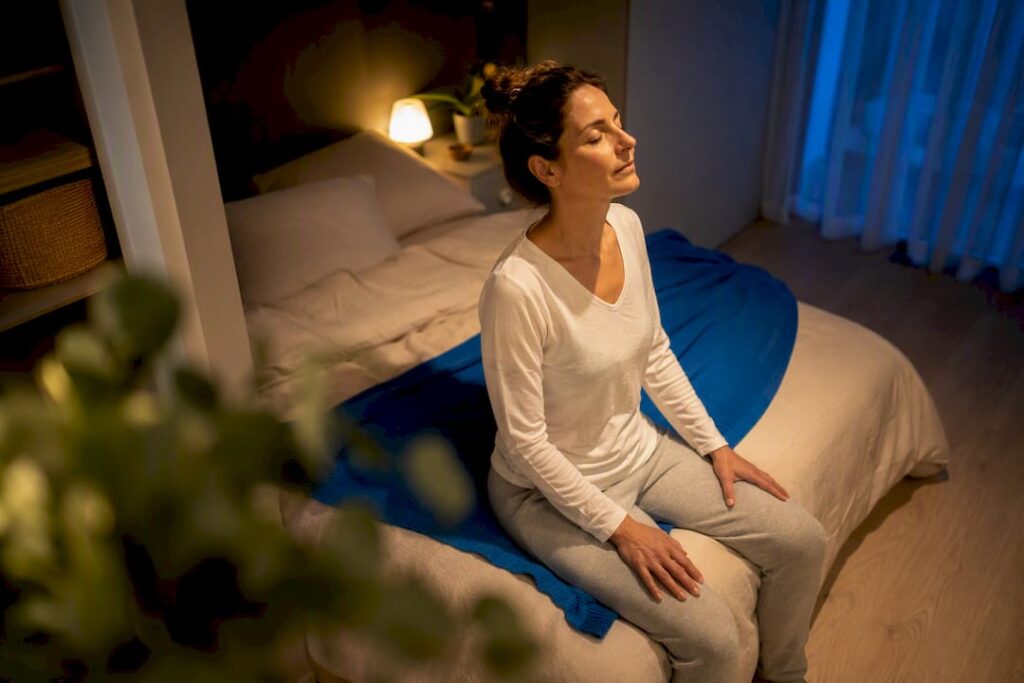 Personne qui pratique la sophrologie avant de dormir