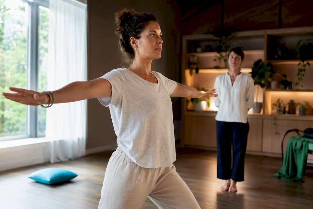 Une personne qui pratique un exercice de sophrologie