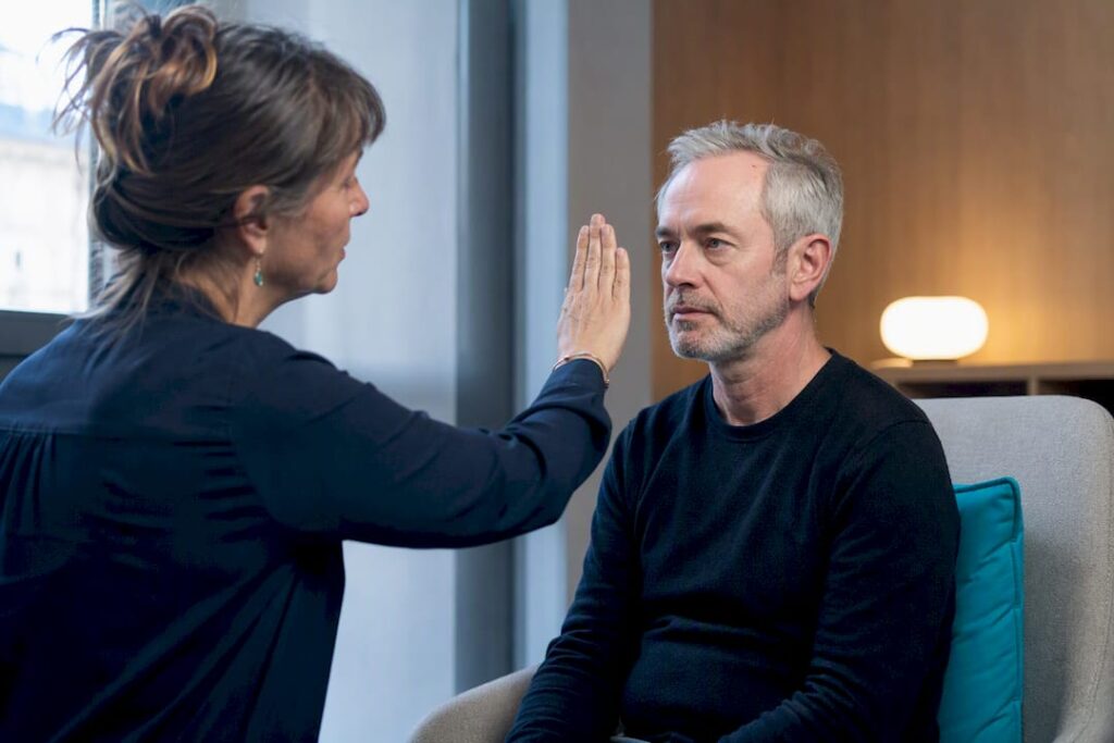 Praticienne animant une séance d'EMDR